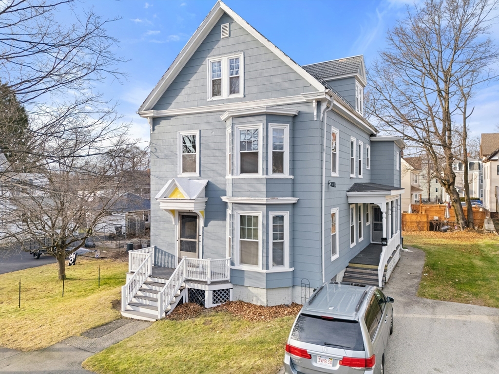 a view of a yard in front of house
