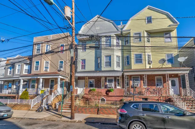 $1,900 | 125 West 19th Street, Unit R3, Bayonne, NJ 07002