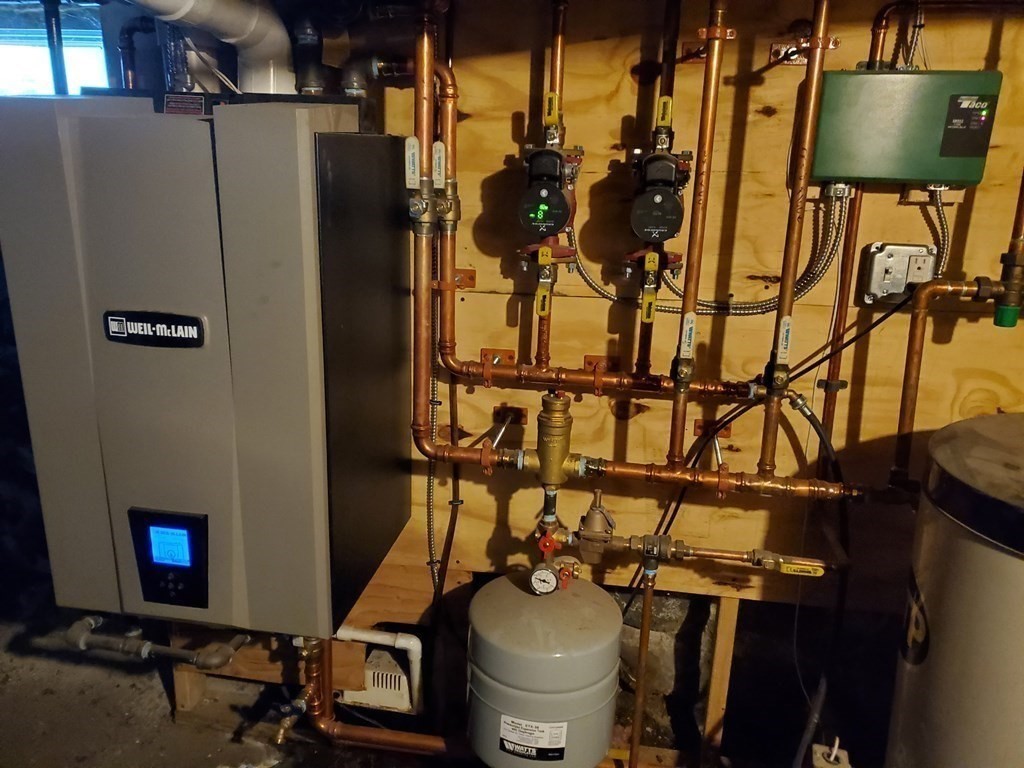 16 Court Street Lowell, MA 01852 - Photo 14 of 14 a room with musical instruments