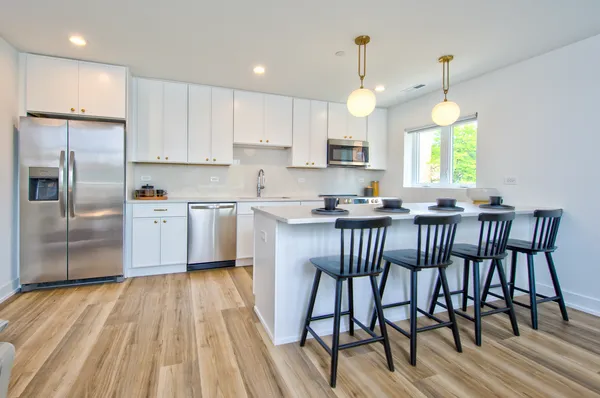 $349,900 | 9396 Landings Lane, Unit 207, Des Plaines, IL 60016