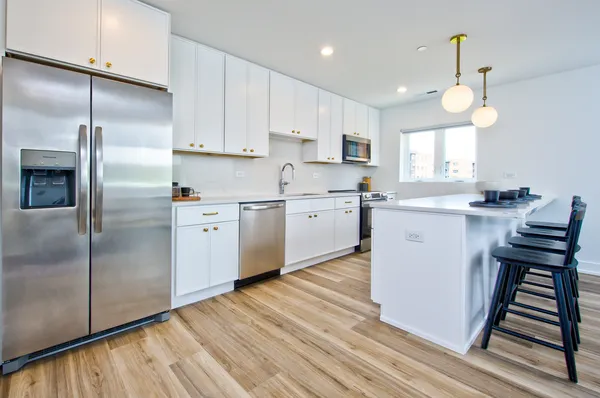 $349,900 | 9396 Landings Lane, Unit 207, Des Plaines, IL 60016