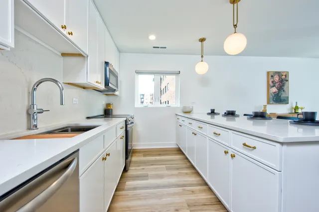 $349,900 | 9396 Landings Lane, Unit 207, Des Plaines, IL 60016