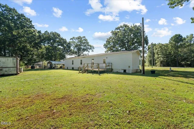 a view of a yard with a house