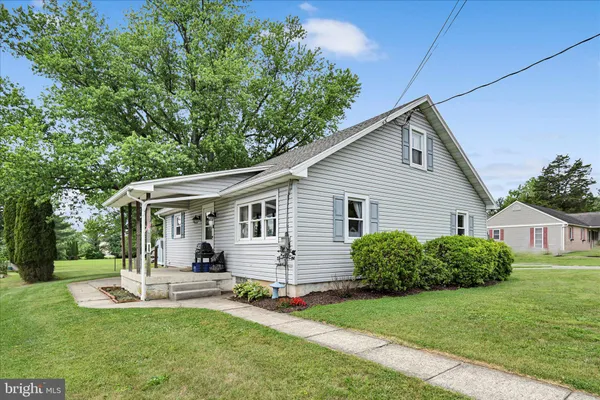 a view of a house with a backyard