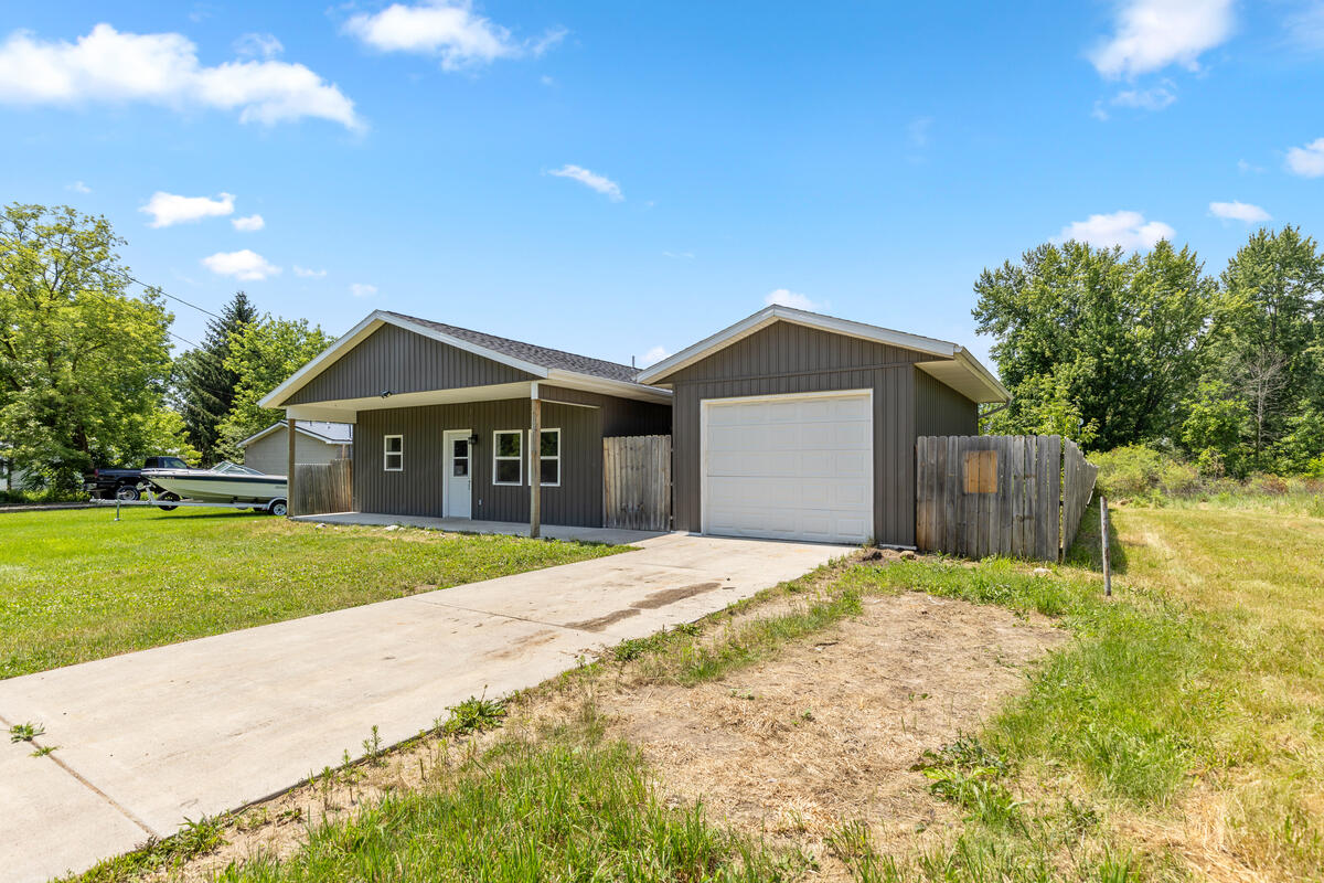 335 North 2nd Street Stanton, MI 48888 - Photo 2 of 24 Front 003