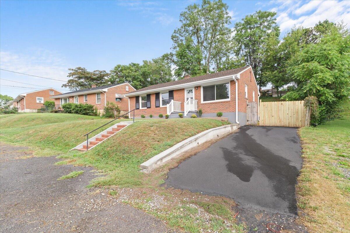 4928 Rowe Ridge Road Northwest Roanoke, VA 24017 - Photo 3 of 28 03-4928 Rowe Ridge Rd NW-3