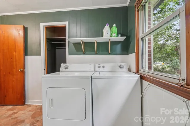 a view of washer and dryer with in front of door