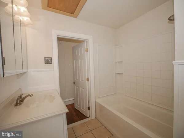 $2,250 | 332 Crown Point Road, Thorofare, NJ 08086