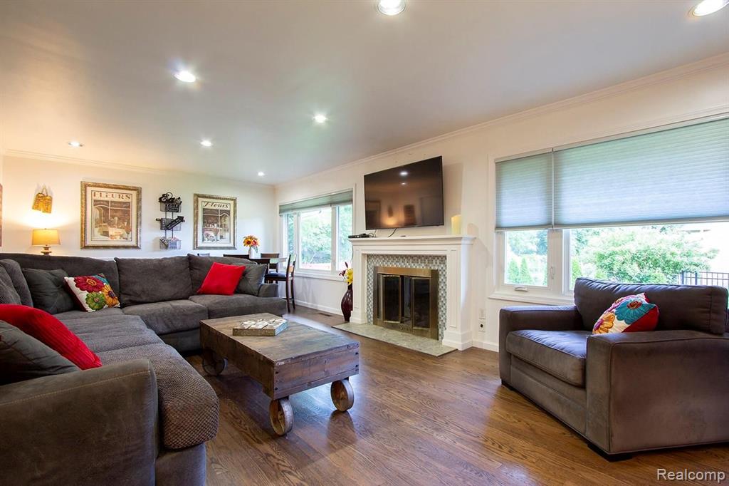 31949 Farmersville Road Farmington Hills, MI 48334 - Photo 2 of 32