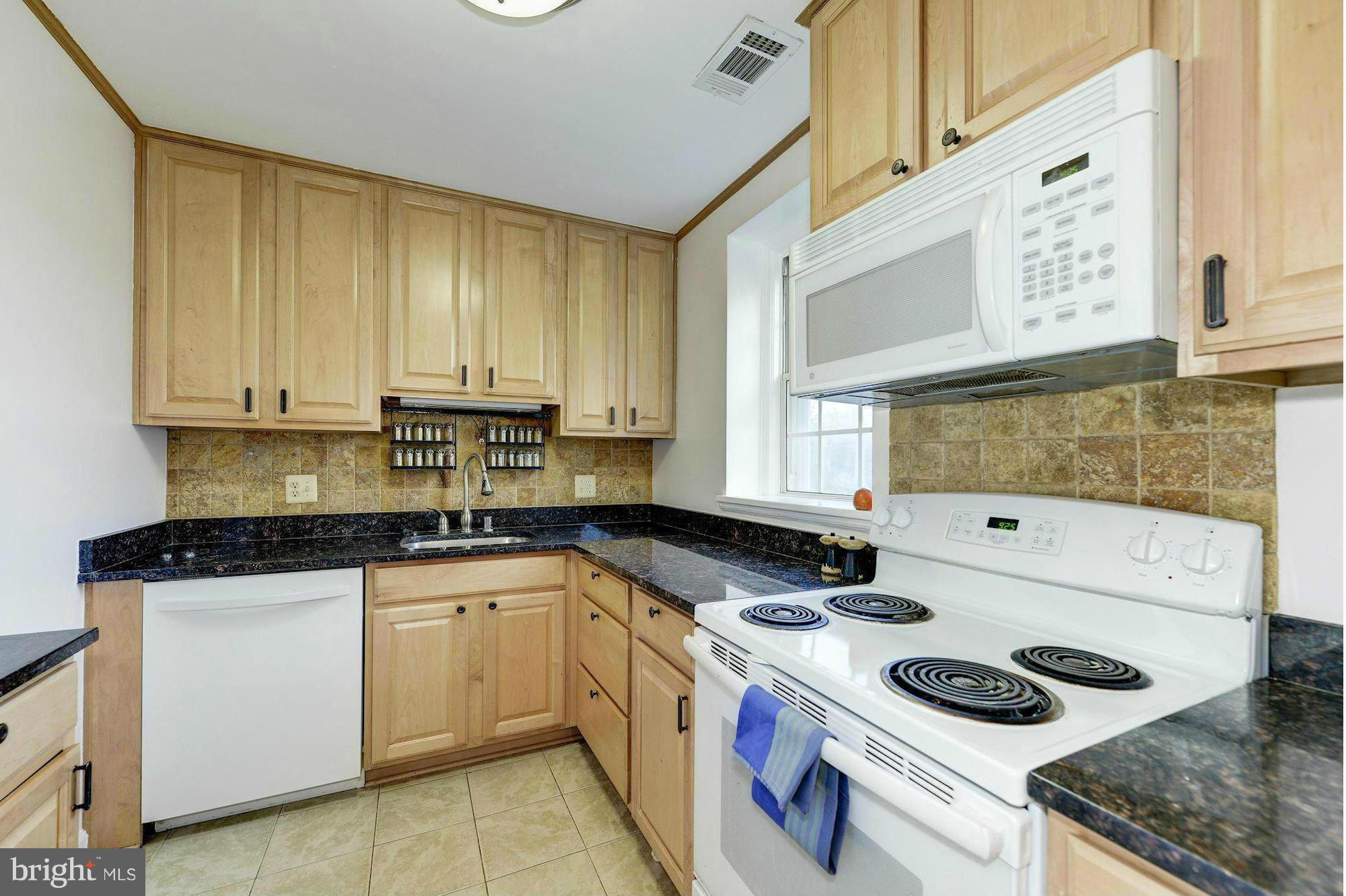4904 29th Road South, Unit C2 Arlington, VA 22206 - Photo 5 of 24 This kitchen is beautiful!