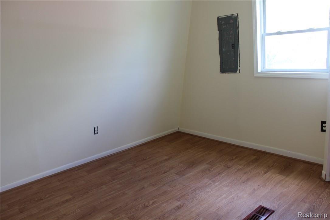 13201 South New Lothrop Road Byron, MI 48418 - Photo 15 of 32 2nd entry level bedroom