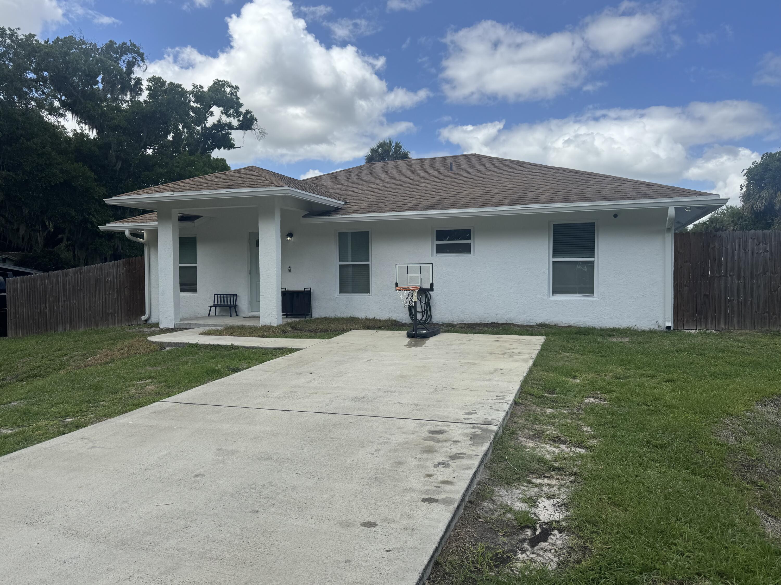 1691 Southwest 11th Street Okeechobee, FL 34974 - Photo 2 of 28 IMG_2175