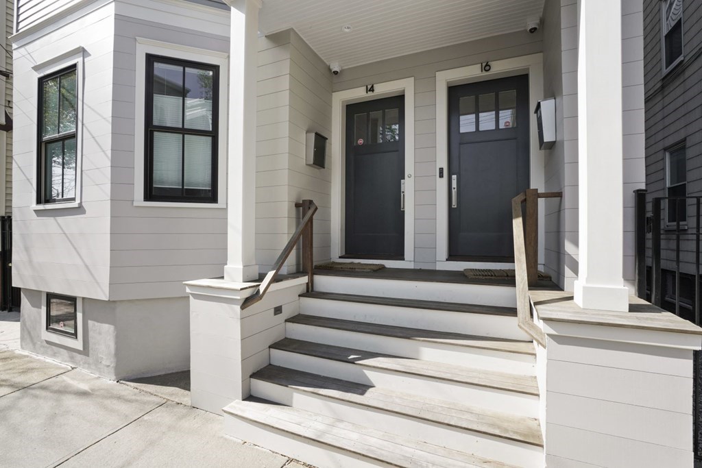 a view of entryway with a front door