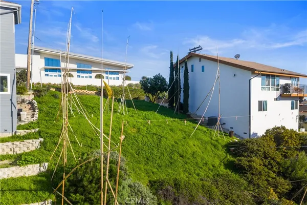 a view of a back yard of the house