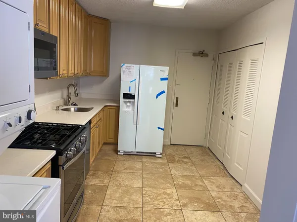 $2,050 | 3705 South George Mason Drive, Falls Church, VA 22041