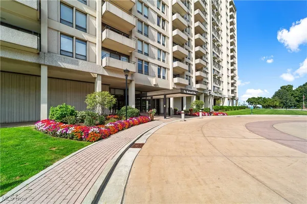 $174,990 | 1 Bratenahl Place, Unit 711, Bratenahl, OH 44108