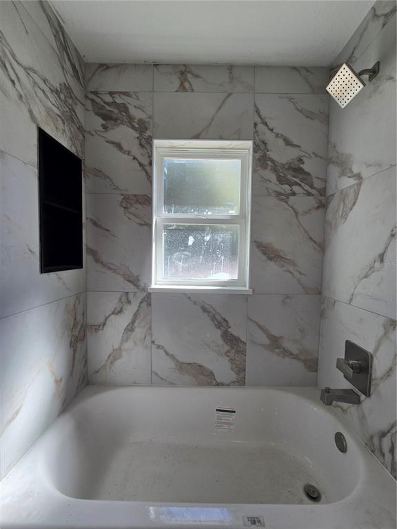 131 Fisher Road Ocklawaha, FL 32179 - Photo 33 of 41 a bathroom with a bathtub