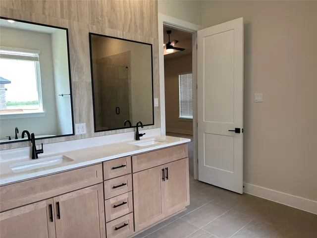 $529,900 | 305 East Luna Blue Lane, Jarrell, TX 76537