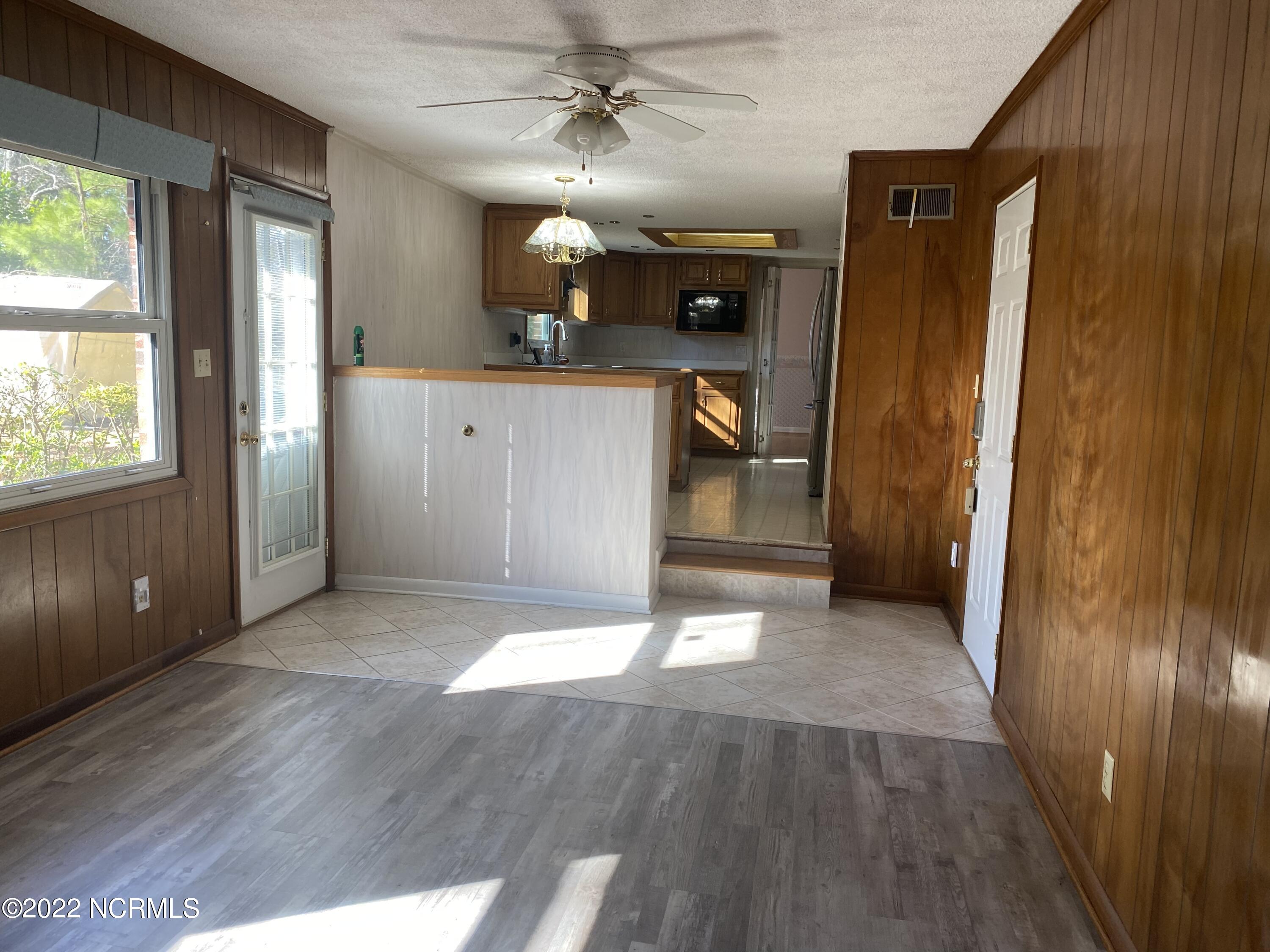 4103 Country Club Road Morehead City, NC 28557 - Photo 16 of 37 Den/Kitchen