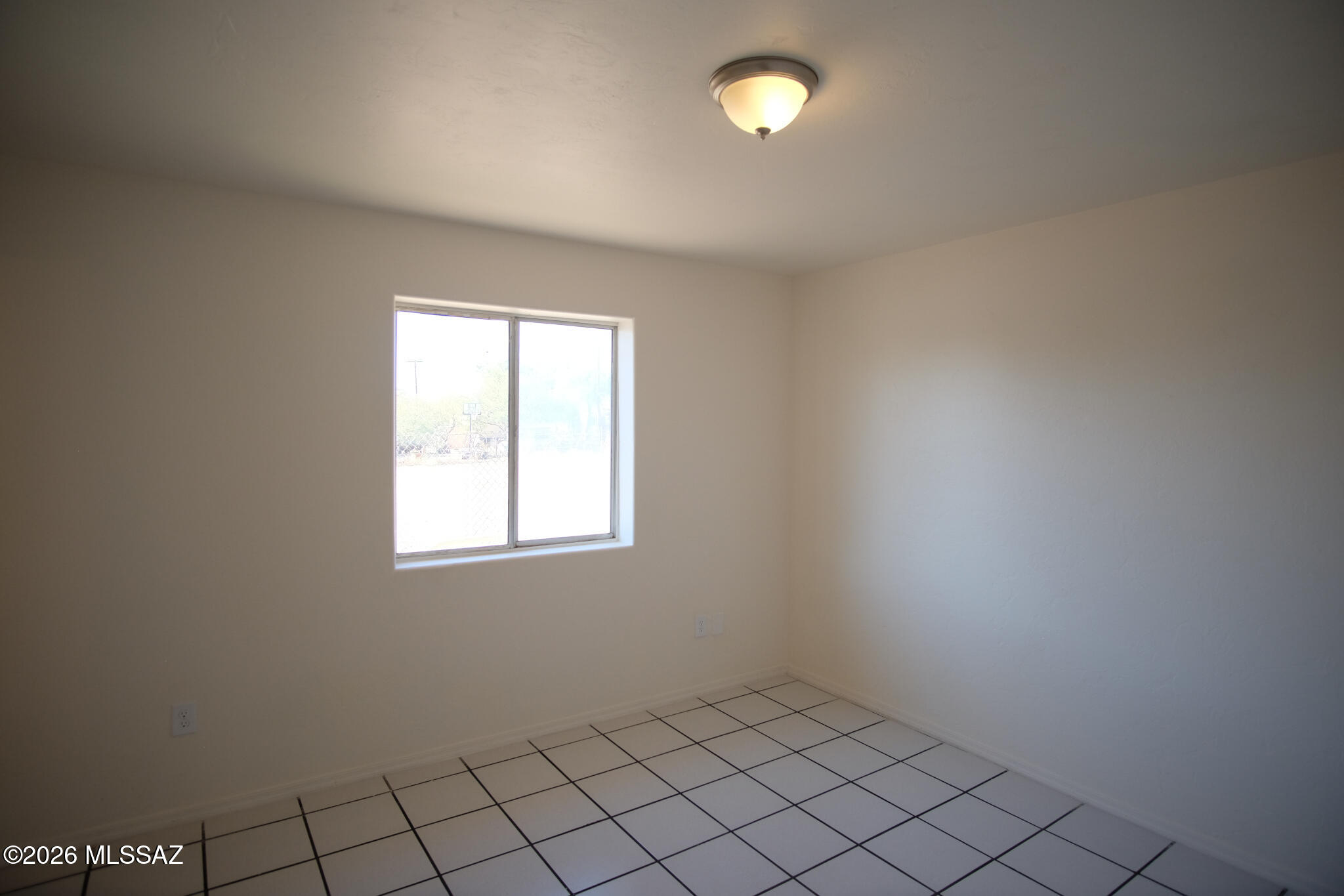345 East Delta Road Tucson, AZ 85706 - Photo 19 of 45 an empty room with windows