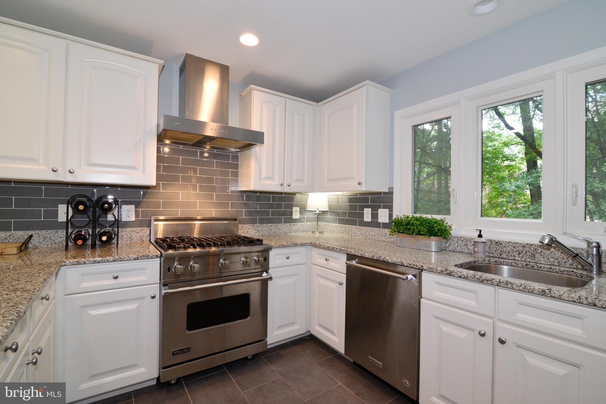 11633 Springhouse Place Reston, VA 20194 - Photo 8 of 42 Chef's Kitchen with Designer Backsplash.