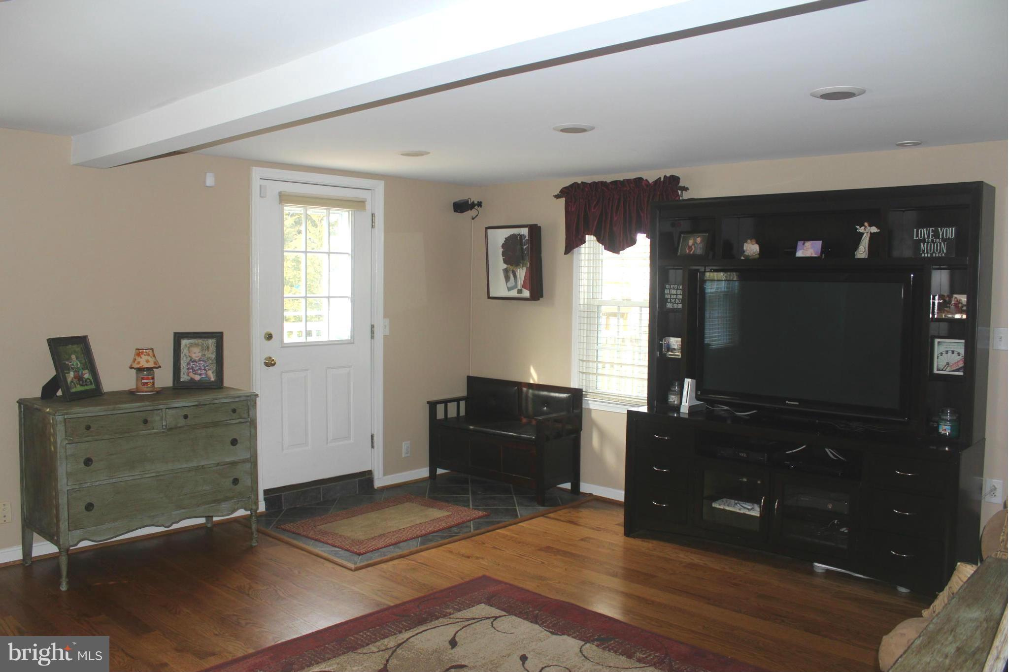 2843 Cub Hill Road Baltimore, MD 21234 - Photo 4 of 30 Living Room