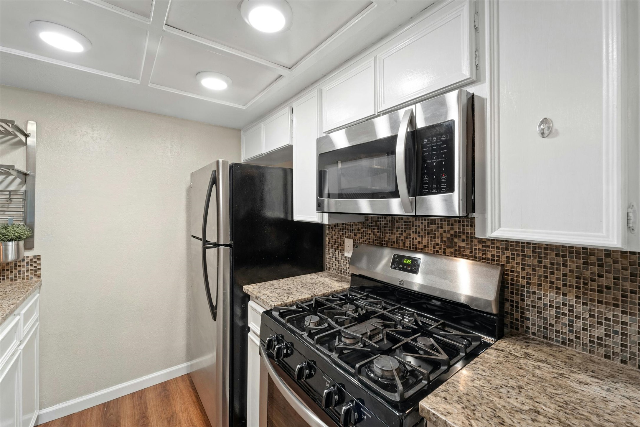 500 Hesters Crossing Road, Unit 209 Round Rock, TX 78681 - Photo 8 of 24 a kitchen with granite countertop a stove and a refrigerator
