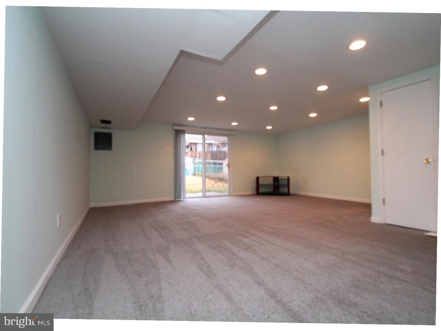11918 Covert Road Philadelphia, PA 19154 - Photo 4 of 24 Family Room
