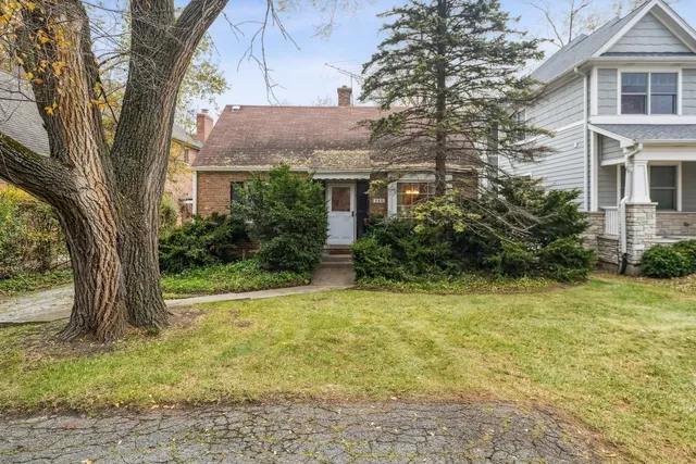 $299,900 | 346 55th Street, Clarendon Hills, IL 60514