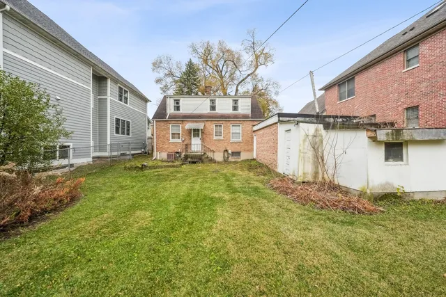 $299,900 | 346 55th Street, Clarendon Hills, IL 60514