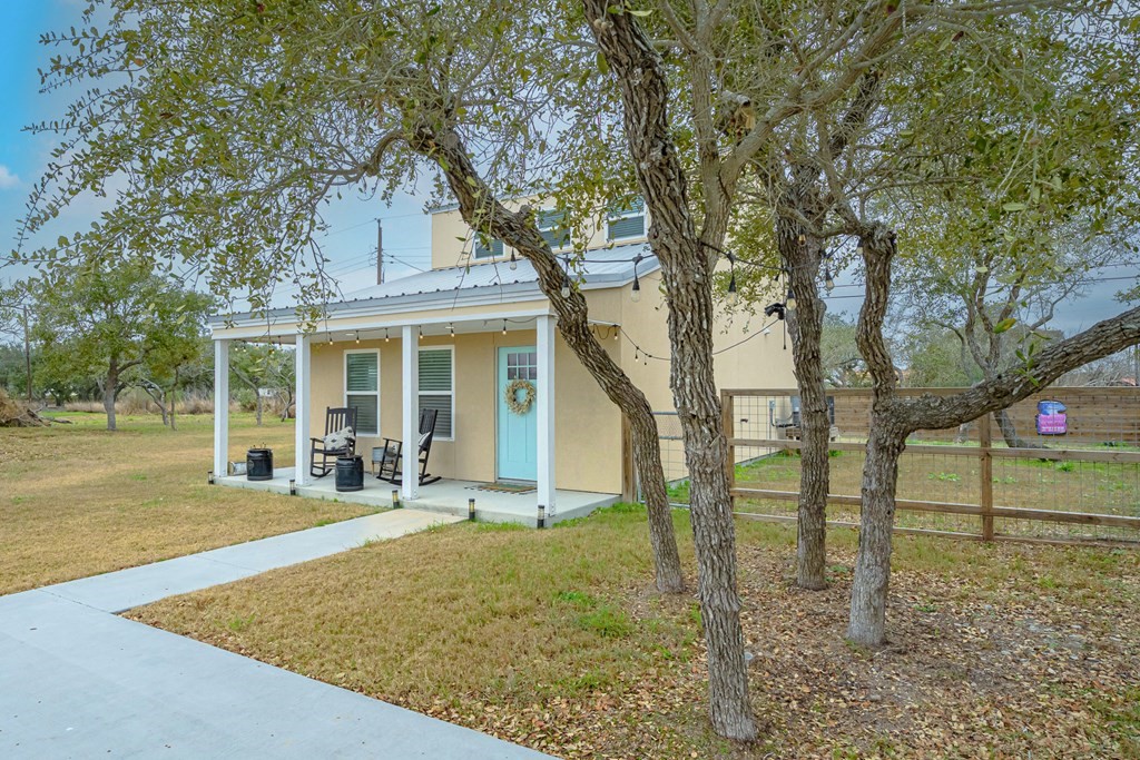 129 Palmetto Point Road Rockport, TX 78382 - Photo 5 of 40