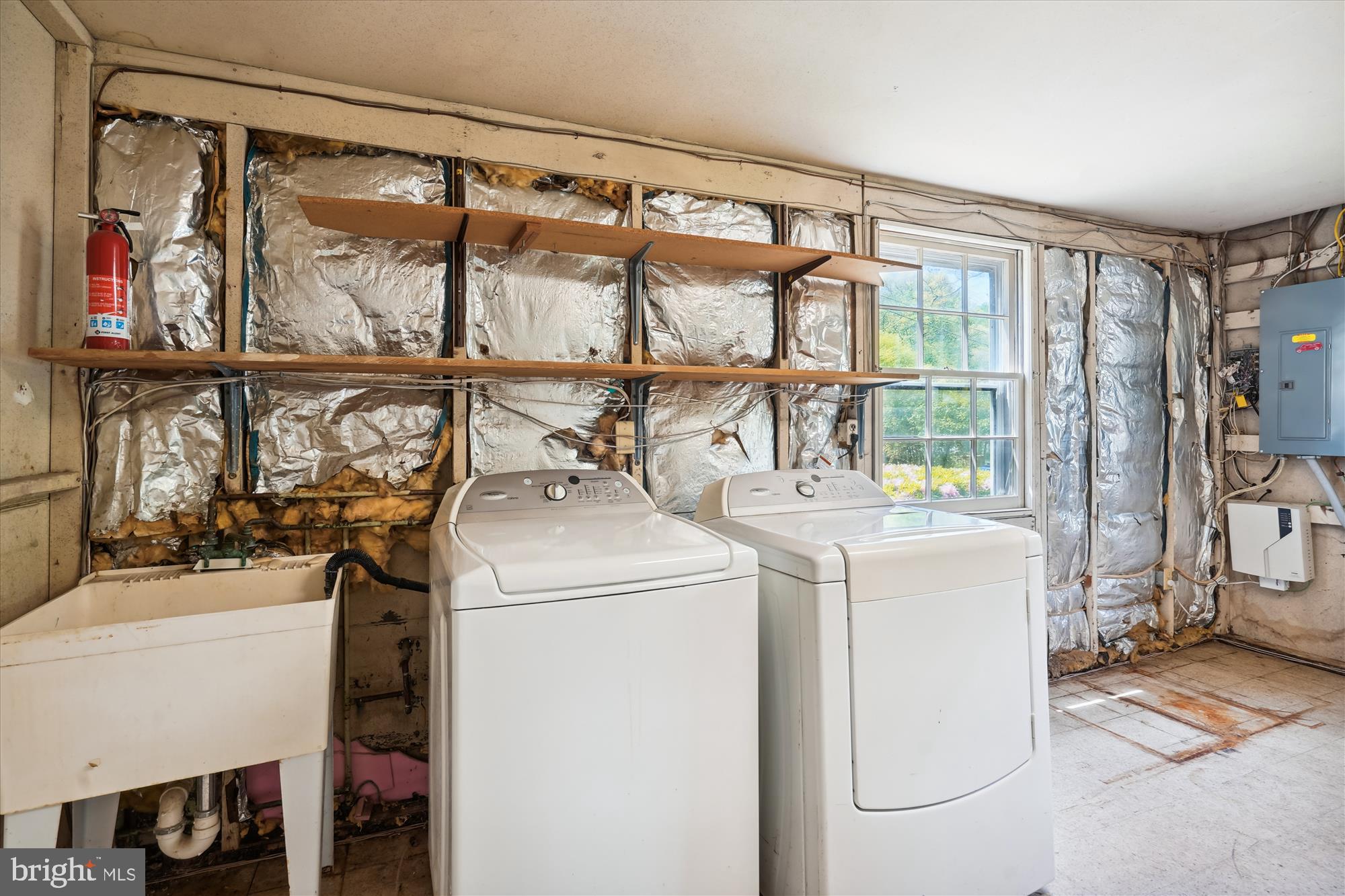 11909 Smoketree Road Potomac, MD 20854 - Photo 22 of 52 Laundry