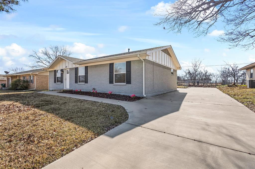1135 Reed Circle Howe, TX 75459 - Photo 4 of 28 front view of a house with a yard