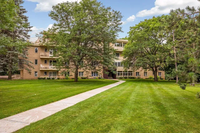 $169,900 | 100 Imperial Drive West, Unit 404, West St. Paul, MN 55118