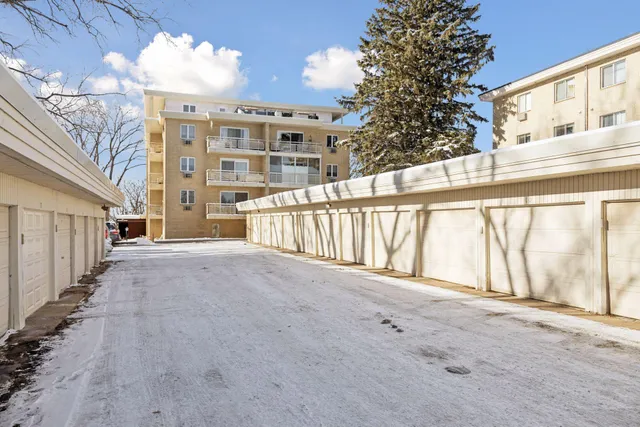 $169,900 | 100 Imperial Drive West, Unit 404, West St. Paul, MN 55118