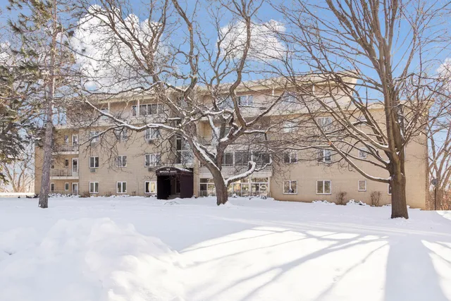 $169,900 | 100 Imperial Drive West, Unit 404, West St. Paul, MN 55118