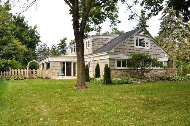 1141 Hibbard Road Wilmette, IL 60091 - Photo 18 of 20 a front view of a house with a garden