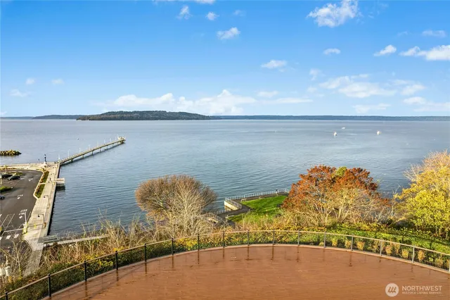 a view of a city that has lawn chairs and a fireplace with wooden floor