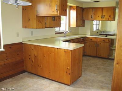 1129 Croyden Road Lyndhurst, OH 44124 - Photo 7 of 25 Large eat-in kitchen.