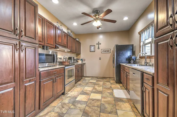 $399,900 | 17516 Donegal Drive, Abingdon, VA 24210