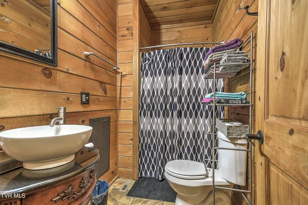 $399,900 | 17516 Donegal Drive, Abingdon, VA 24210