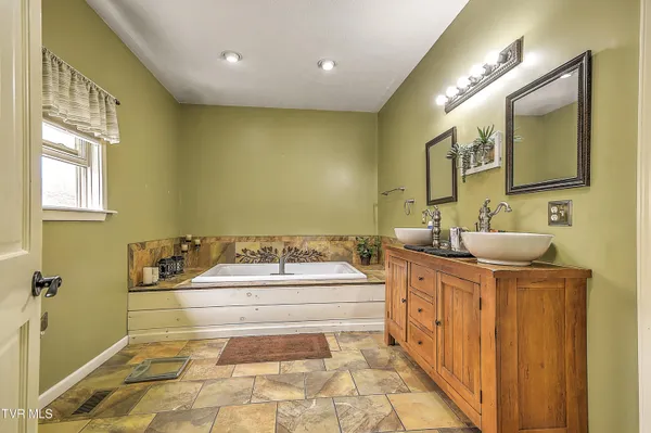 $399,900 | 17516 Donegal Drive, Abingdon, VA 24210