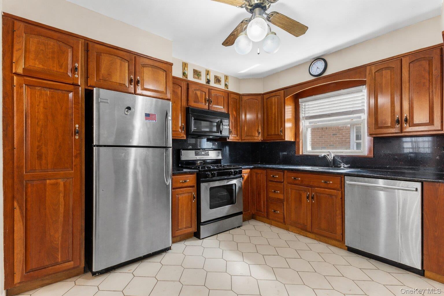 95-21 150th Road Queens, NY 11417 - Photo 6 of 31