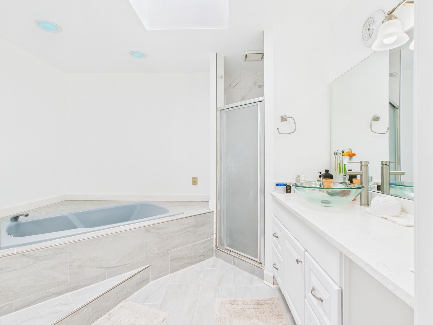 15840 Overlook Lane Huntley, IL 60142 - Photo 16 of 42 a bathroom with a bathtub sink and mirror