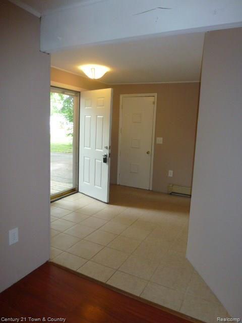 2324 Jones Road Waterford, MI 48327 - Photo 18 of 19 Large Foyer