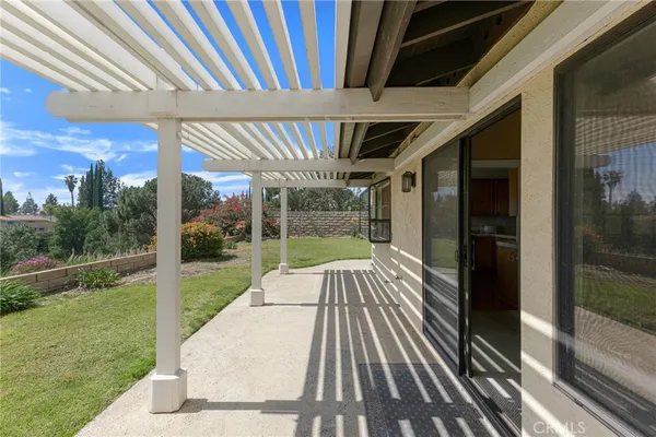 a view of a backyard