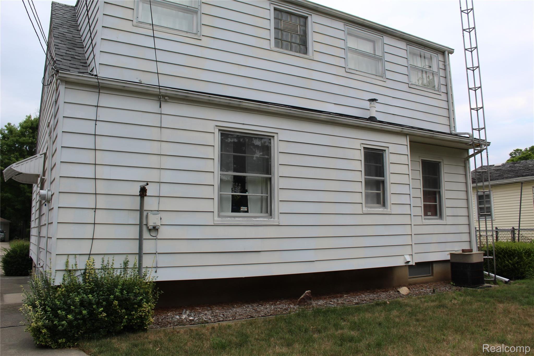 2755 Raskob Street Flint, MI 48504 - Photo 4 of 5 Rear Exterior