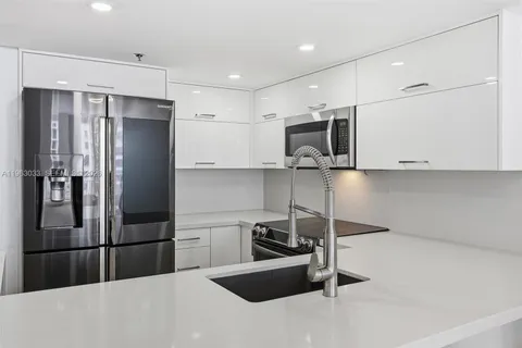 $595,000 | 540 Brickell Key Drive, Unit 823, Miami, FL 33131