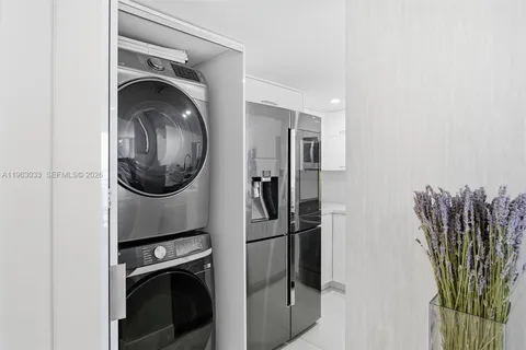 $595,000 | 540 Brickell Key Drive, Unit 823, Miami, FL 33131