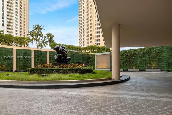 $659,000 | 540 Brickell Key Drive, Unit 823, Miami, FL 33131